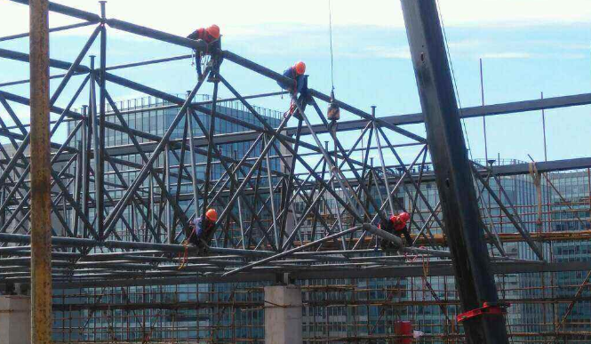 南宫论网架装配施工中搭设脚手架应当留神的事故