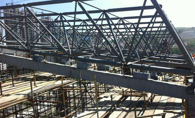 南宫简述网架公司的黑色压型钢板的吊装步履